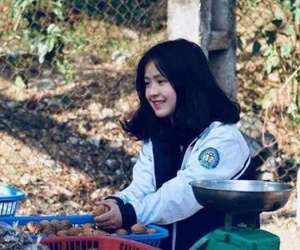 Cuộc sống thay đổi chóng mặt cô gái bán lê dạo cực xinh ở Hà Giang