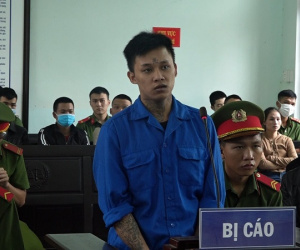 Dùng xăng đổ lên người bạn gái rồi châm lửa đốt