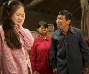 Bố mẹ ham mê bài bạc, con gái 'muối mặt' với nhà chồng