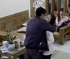 Thấy con gái buồn bã khi đi học về, bố chạy lại ôm chặt an ủi con khiến ai nấy ngưỡng mộ