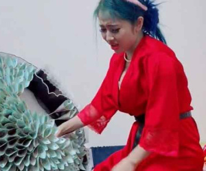 Ngồi gỡ cả tiếng không xong bó hoa tiền, cô gái méo mặt than: 'Vài trăm triệu đồng chuyển khoản cho nó nhanh!'