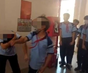 Nam sinh lớp 8 liên tục bị bạn lên gối, đấm vào đầu, mặt, bạn bè hò reo cổ vũ