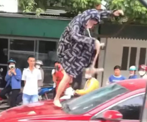 Phát hiện chồng chở bồ nhí, vợ leo nắp capo đạp vỡ kính, cắn đứt tai tiểu tam