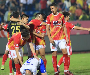 Thủ môn U23 Việt Nam bị đánh ở sân Thiên Trường