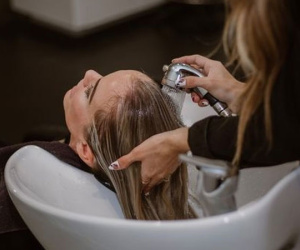 Tóc rụng nhiều 'như lá mùa thu' nếu mắc 7 sai lầm này khi gội đầu