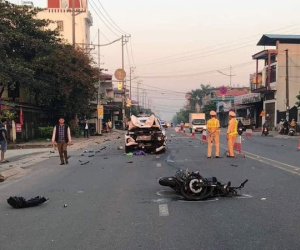Xe máy chở 3 va chạm với ô tô, 2 người chết tại chỗ