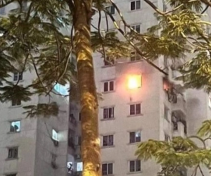 Hà Nội: Một căn hộ ở chung cư Ciputra bốc cháy, 12 người dân bấn loạn thoát thân