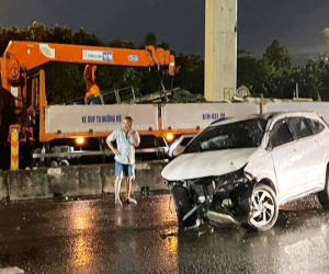 Nữ tài xế điều khiển ô tô 7 chỗ tông văng dải phân cách, đốn ngã cột biển báo giao thông