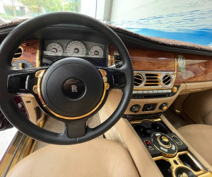 Cận cảnh Rolls-Royce mạ vàng của ông Trịnh Văn Quyết đang chờ khách mua