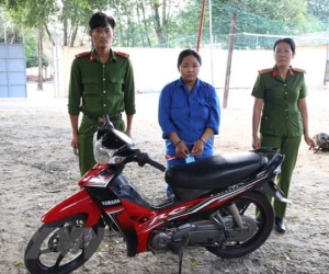 Cô gái 19 tuổi dí dao cướp vàng và xe máy của tài xế xe ôm