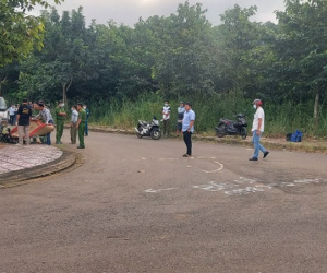 Bàng hoàng phát hiện thi thể người đàn ông cháy đen cạnh xe máy