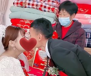 Đón con dâu bị liệt, mẹ chồng làm điều ai cũng xúc động