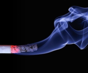 Người đàn ông bị phạt cả chục triệu đồng vì bắt hàng xóm ngửi khói thuốc