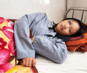 Nữ sinh lớp 7 bị anh chị cấp 3 dùng mũ bảo hiểm đánh hội đồng đến ngất xỉu