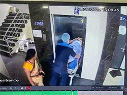 'Hết hồn' với thang máy gặp sự cố khi di chuyển bệnh nhân