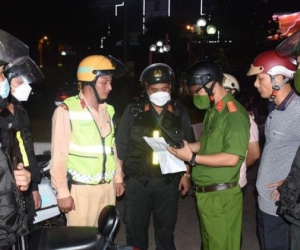 Không đội mũ bảo hiểm còn dí điếu thuốc đang cháy vào mặt cảnh sát