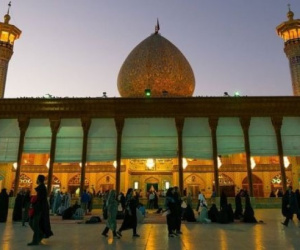 Tấn công khủng bố đền thờ ở Iran, 20 người chết