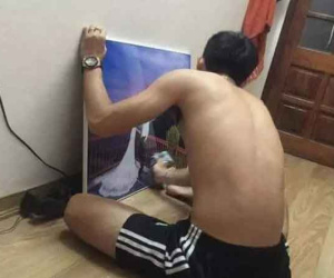 Dở khóc dở cười cảnh anh chồng cứ cãi nhau lại lấy ảnh cưới ra lau 'thử' cơn giận của vợ