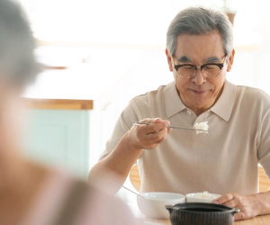Ăn cơm cùng bố vợ một bữa, chồng thay đổi luôn cách đối xử với vợ