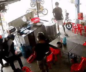Clip: Nhóm côn đồ dùng gậy sắt, vỏ chai đánh đập dã man nam sinh