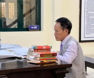 Bị cáo Hiệp 'khùng' mang nhiều tài liệu, sách luật đến phiên toà