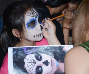 Cảnh báo nhiều trẻ bị bỏng rộp, đau rát da mặt vì đồ hóa trang Halloween