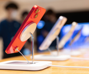 Apple lập kỷ lục doanh thu bất chấp nghịch cảnh