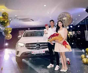 Phan Văn Đức cực giàu, mua loạt hàng hiệu khủng tặng vợ