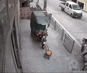 Video: Bất cẩn không rút chìa khóa xe, người phụ nữ suýt mất con