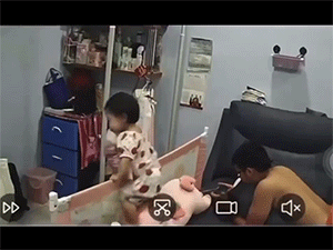 Con gái đang chơi thì bị ngã lộn cổ, phản ứng của ông bố khiến dân mạng bức xúc