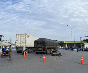 Dừng đèn đỏ, 4 người trong 1 gia đình bị xe tải tông tử vong