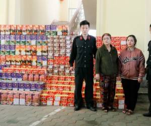 Mẹ và con gái giấu hơn 800 kg pháo nổ trong phòng ngủ