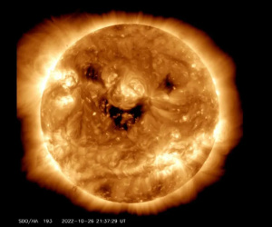 Xuất hiện 'nụ cười ma quái' của Mặt trời, NASA cảnh báo nguy hiểm