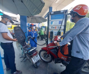 Người Hà Nội phải ‘cầu cứu’ tổng đài, căn giờ thấp điểm để đi đổ xăng