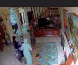 Rùng mình video vụ 3 con gái mang xăng phóng hỏa nhà mẹ đẻ vì mâu thuẫn chia đất