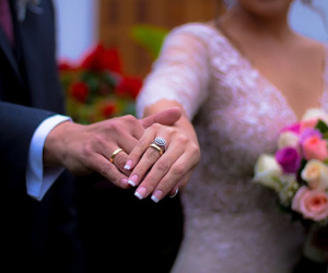 Lấy chồng cùng công ty, đồng nghiệp mừng cưới khiến tôi giật mình