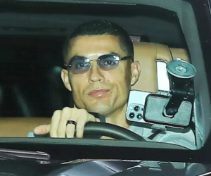 Cristiano Ronaldo bất ngờ chuyển sang sử dụng iPhone