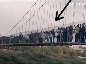 30 giây được cho là nguyên nhân góp phần gây ra vụ tai nạn sập cầu ở Ấn Độ: Nhiều thanh niên rung lắc thậm chí đạp cả cáp neo trên cầu