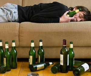 Người đàn ông say rượu chết ngạt khi đang ngủ: Cảnh báo 3 tư thế ngủ dễ gây tử vong sau khi uống rượu bia