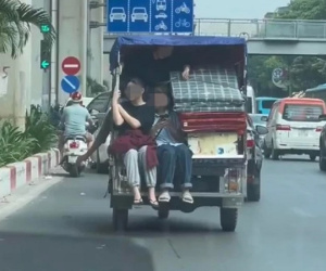 Bức ảnh về 2 nữ sinh viên đẹp nhất MXH, gợi nhớ 'thời tuổi trẻ không bao giờ lấy lại được' gây xúc động