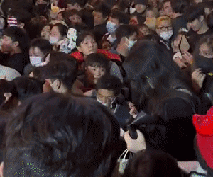 Video: Khoảnh khắc ngay trước khi thảm họa dẫm đạp ở Seoul diễn ra, mọi thứ trở nên hỗn loạn trong vài giây