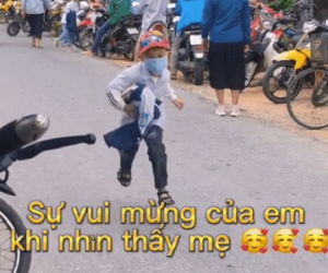 Con 7 tuổi mẹ mới lần đầu tới trường đón con tan học