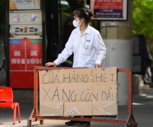 Nhiều trạm xăng dầu ở Hà Nội treo biển hết xăng nghỉ bán, người đi đường gặp khó
