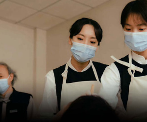 Giới trẻ Trung Quốc kiếm tiền từ việc 'chăm sóc cho người chết' vì lo sợ thất nghiệp
