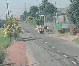 Clip: Nghi CSGT cầm dùi cui đuổi đánh người dân tới tấp