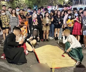 Nhóm bạn đắp chiếu giả chết, thắp nhang nghi ngút khói ở phố đi bộ dịp Halloween gây phản cảm