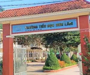 Phụ huynh xông vào trường kề dao bắt hiệu trưởng quỳ xin lỗi