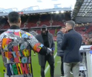 Gary Neville cay cú mỉa mai Ronaldo sau khi bị làm ngơ