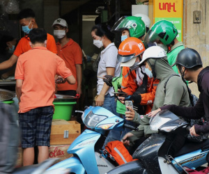 Người Việt 'nghiện' dịch vụ giao đồ ăn và mua hàng online
