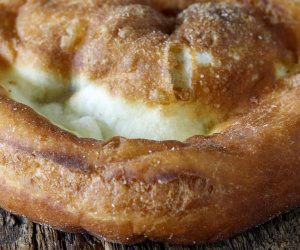 Cảnh sát phát hiện ma túy đá giấu trong... bánh doughnut